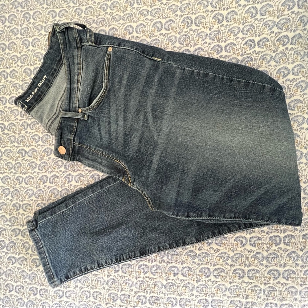 Women’s size 8 button fly GAP jeans in used good condition
